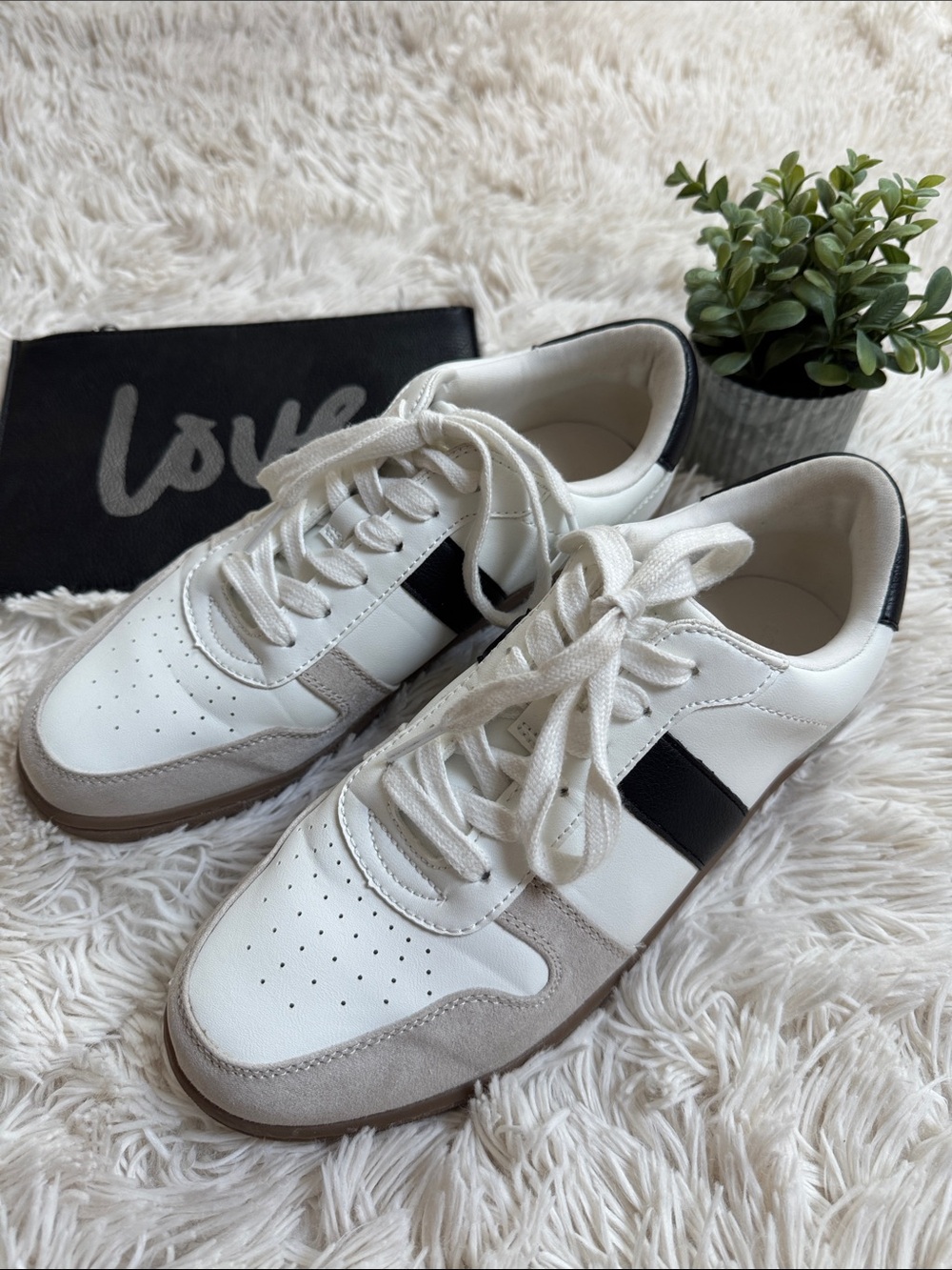Universal Thread Nikita Sneaker 💗 White & Black